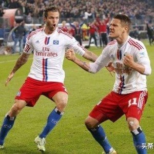  汉堡德比战火药味十足，红黄牌频现难阻平局收场  